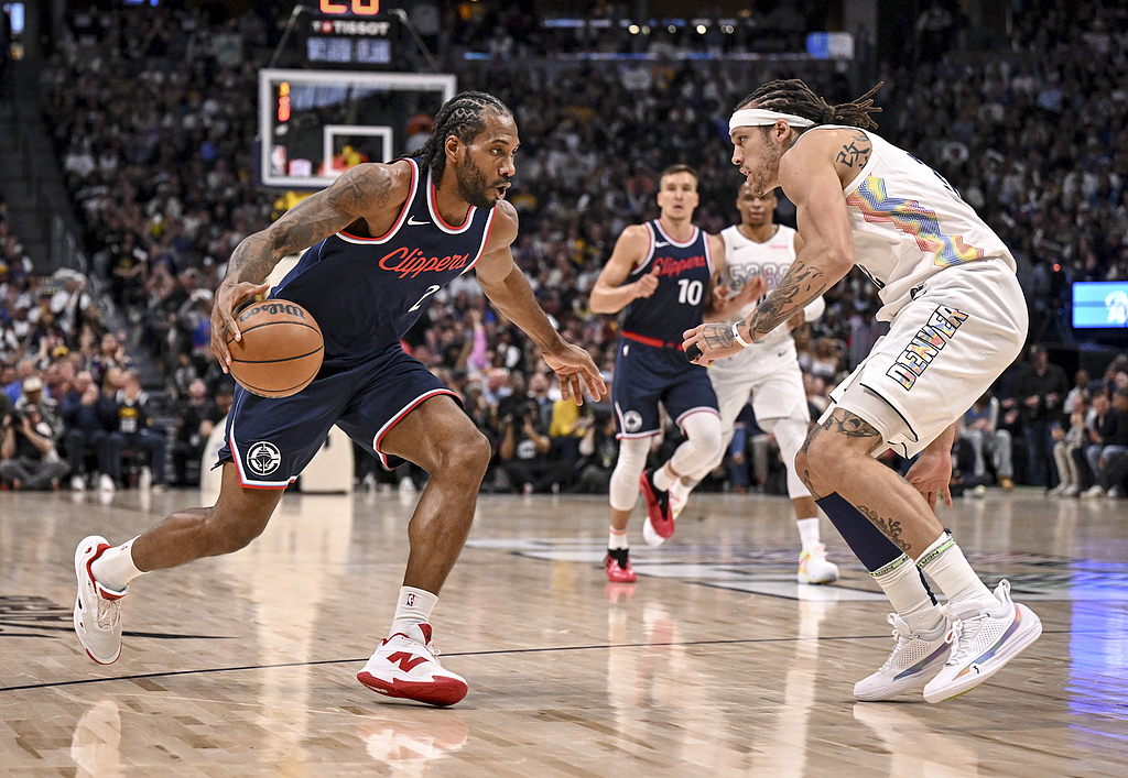 掘金险胜江苏队,布克点燃赛场 掘金险胜江苏队,布克点燃赛场