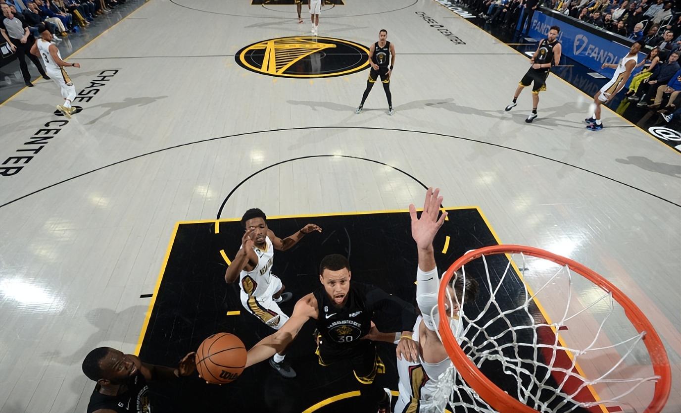 上海队翻盘尼克斯，库里刷新纪录