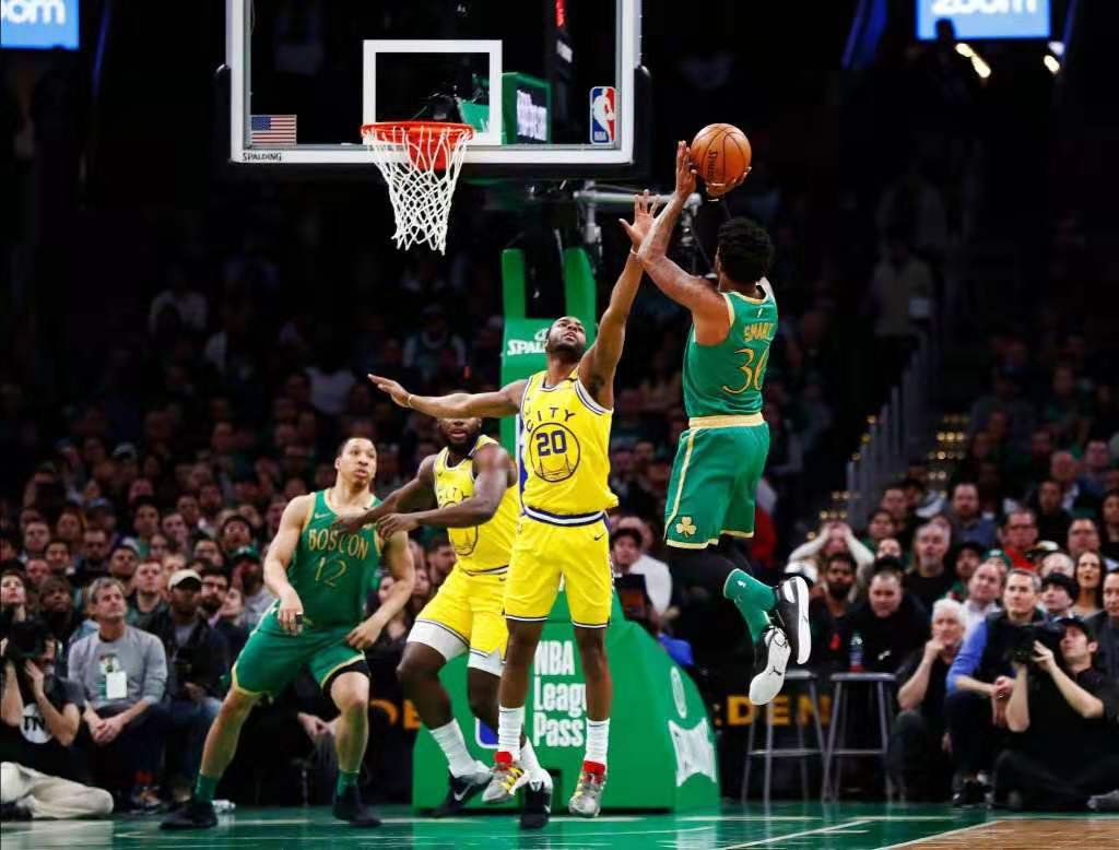 凯尔特人轻取青岛队，范弗利特点燃赛场