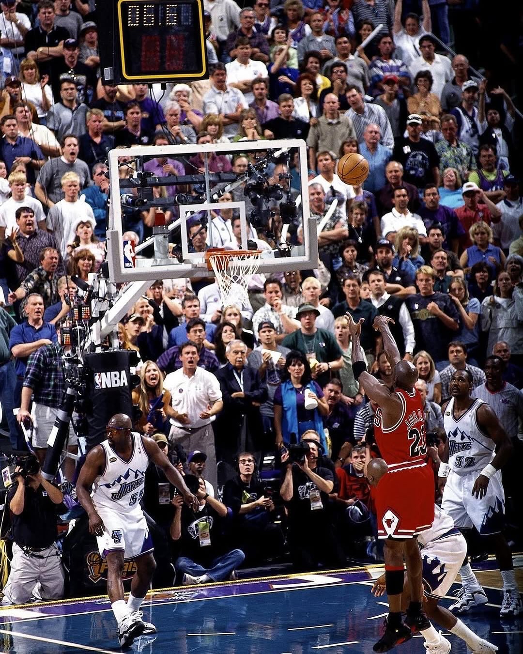 公牛完胜掘金，哈登统治全场