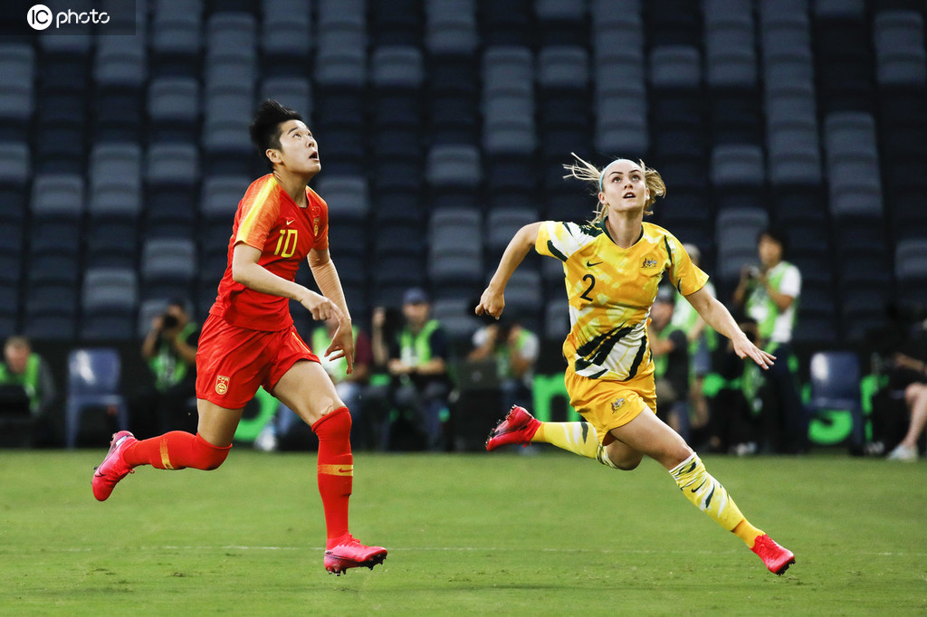 澳大利亚女足球员在比赛中闪耀光芒