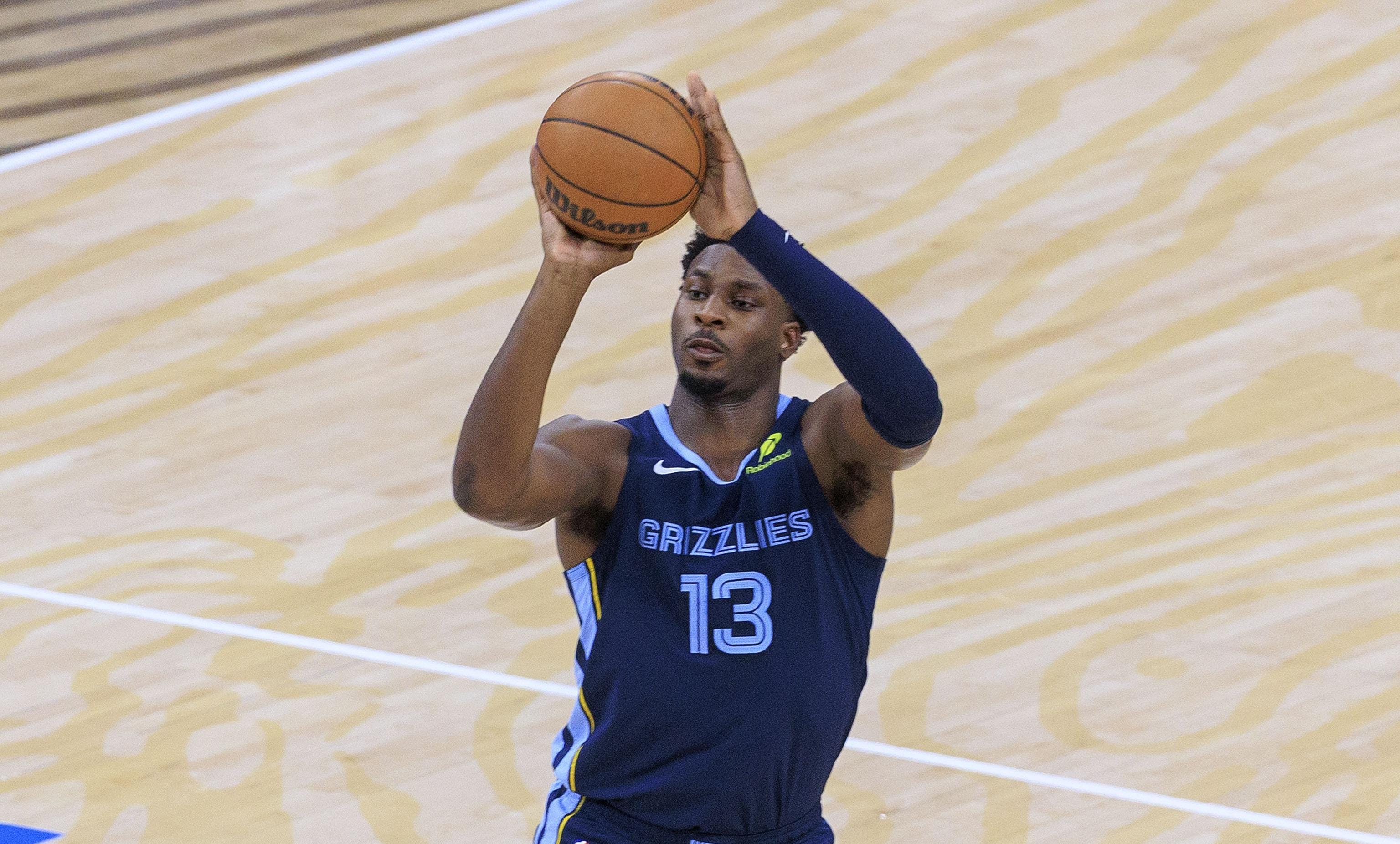 步行者险胜马刺，灰熊惨遭溃败