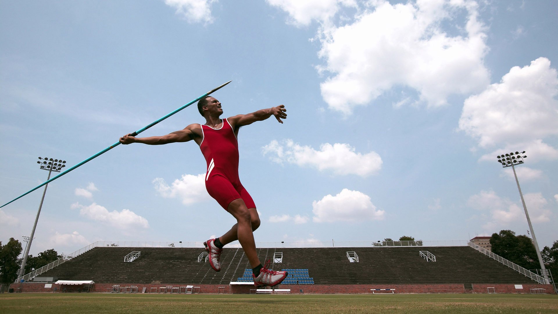 当法老踩响引擎，埃及足球的正面击溃与C罗在F1赛道的接管隐喻
