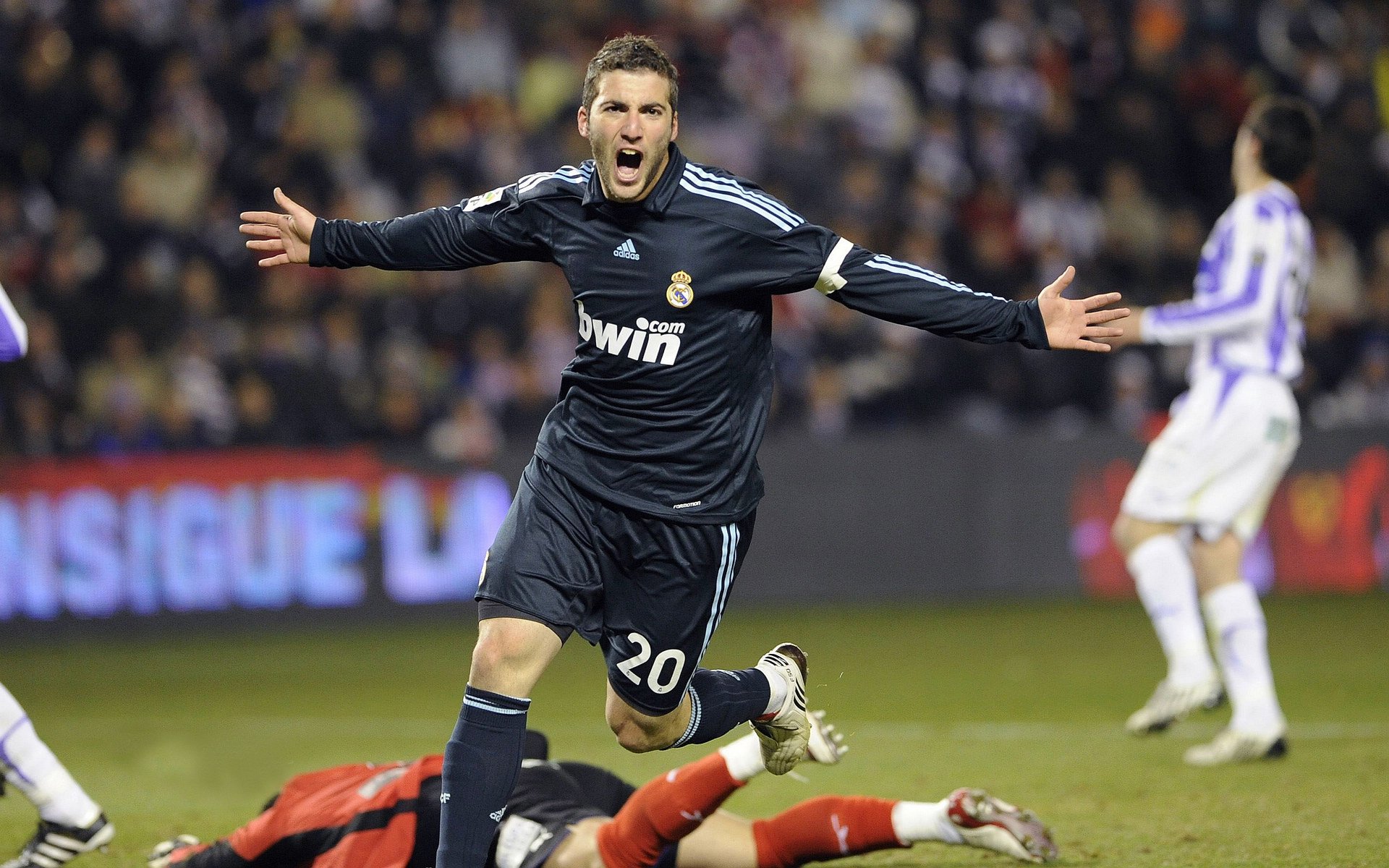 红牛绝境逆袭，维斯塔潘扛起全队，终结法拉利王朝梦